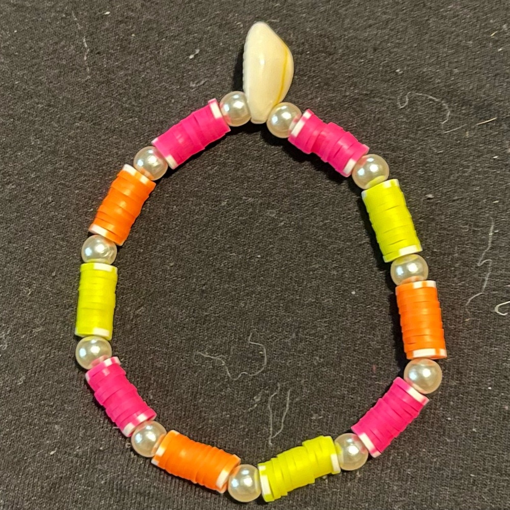 Beachy handmade bracelet with seashell